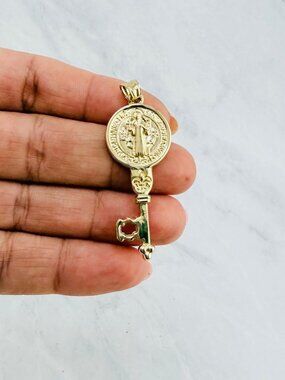 10K Gold St. Benedict Key Pendant - Anillo en oro San Benito